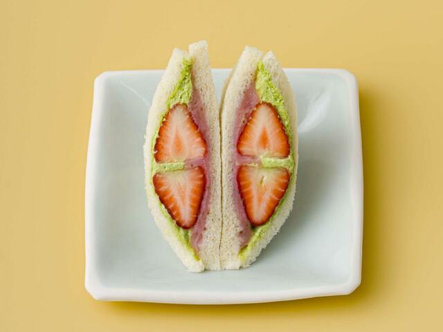 さくらあんいちごのピスタチオクリーム　1パック　692円／サンドイッチハウス　メルヘン　グランスタ丸の内店（グランスタ丸の内／改札外B1 丸の内地下南口改札）【JR東京駅「グランスタ」春のパンフェア2026】