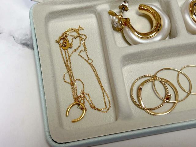 縦長のスペースにはネックレスをイン！