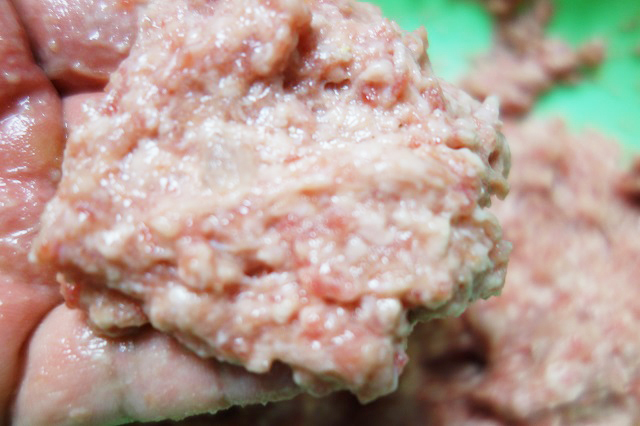 ハンバーグのタネが白っぽいのがわかるでしょうか。お肉の脂身と赤身が完全に混ざるまでスプーンなどでこねてください。