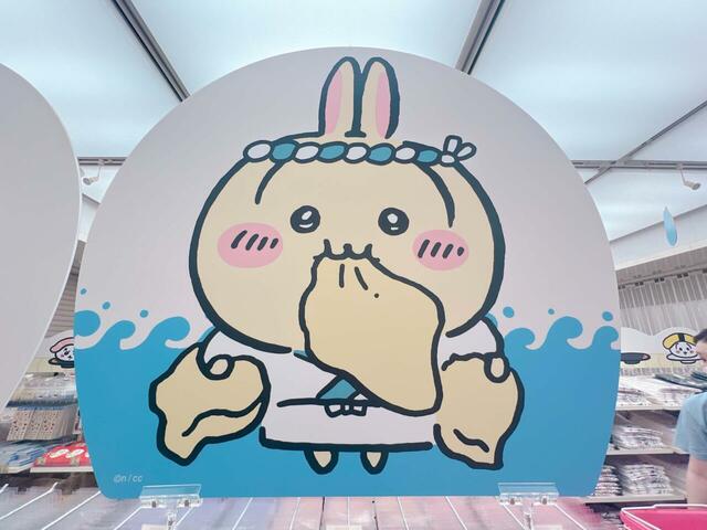 商品棚上の装飾。ガリを欲張りに食べているうさぎがキュート♪