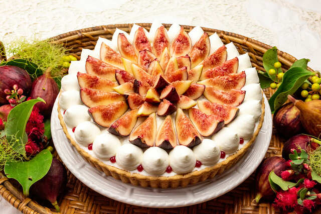 【キル フェ ボン「イチジクのタルト ～ショートケーキ風～」】サクサクのパイに重ねたイチジクとラズベリージャムがアクセント