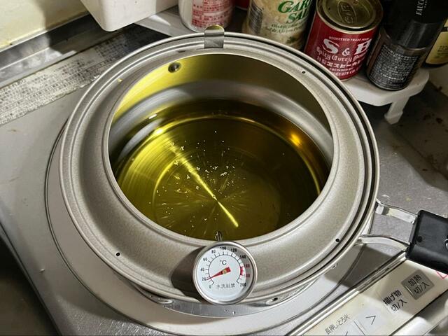 【揚げてお仕舞い】油飛びガードと、温度計をセットします