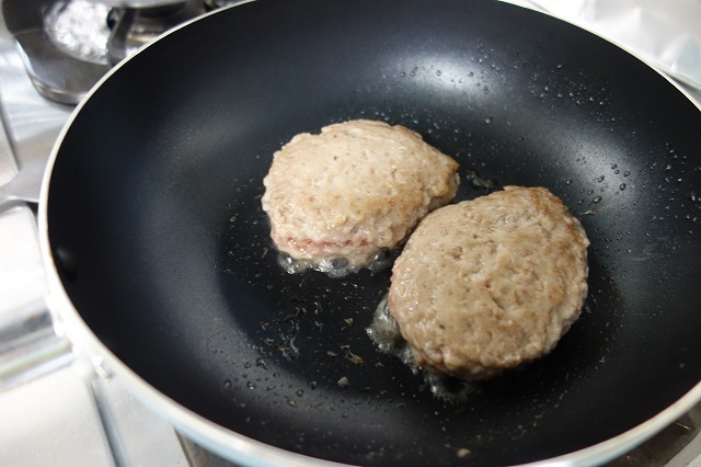 厚さ１センチのハンバーグの種なら、中火で片面を1分ずつ。今度は弱火にして片面4分ずつ焼き上げます。