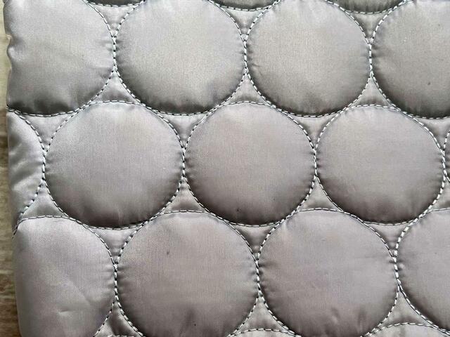 サークル型のキルティング模様がキュート。ふわふわの手触りもたまりません…！