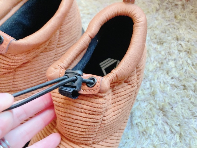 【ワークマン コーデュロイモック】フロント部分にドローコードが付いていて、履き口の調節が可能です