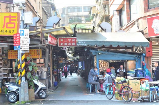 廣州街から東山水街市場に抜けられる路地。ここを入ってすぐ右手に『阿偉正宗咖哩飯』がある