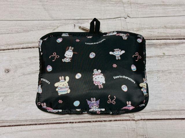 背面は総柄デザイン