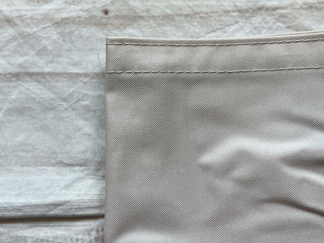 素材はポリエステル。厚手のしっかりとした生地