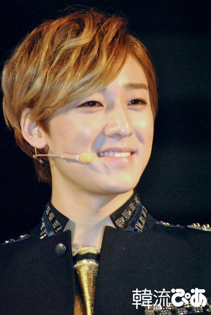 真剣な眼差しのケビン(U-KISS)