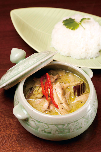 トゥンテン 高田馬場店（高田馬場） 鶏肉のグリーンカレー 1320円 マイルドな口当たりが特徴のグリーンカレーは、一から作っているこだわりの一品だ。