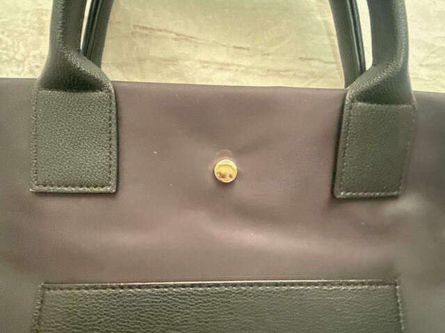 フロントにはゴールドのボタン付き。アクセントになっておりおしゃれ♪