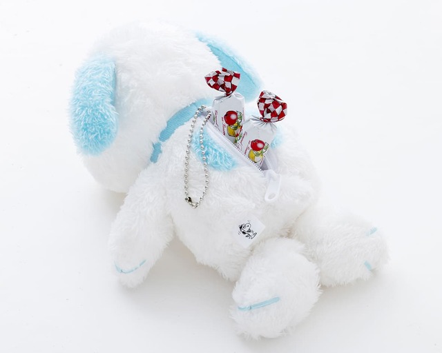 【『SNOOPY 2025 巳スヌーピーのぬいぐるみポーチ BOOK』(宝島社)】背中にはチャックが付いています