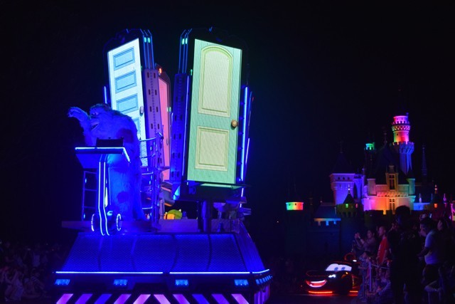 ディズニー・ペイント・ザ・ナイト・パレード｜香港ディズニーランド・リゾート