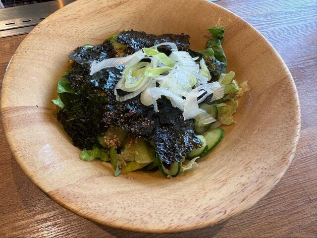 【プレミアムカルビ　やめられないチョレギサラダ】ごま油と店内製造のチョレギドレッシングの香りが食欲をそそる！