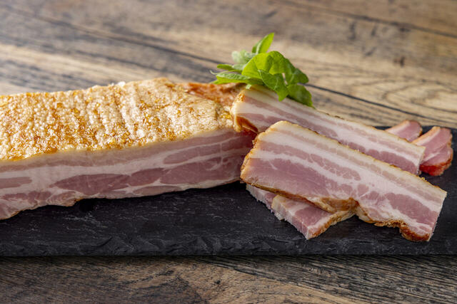 「「エーデルワイスファーム」のベーコン」＜期間：2025年3月1日〜4月30日＞【「札幌農学校」の北海道チーズタルトもビュッフェに登場！北海道グルメといちごスイーツが楽しめるビュッフェ開催！】