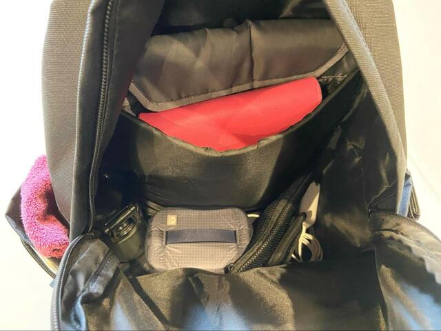 【coca トラベルバックパック】内側のポケットはクッション性に優れています。ノートPCとタブレットのダブル収納もOK！