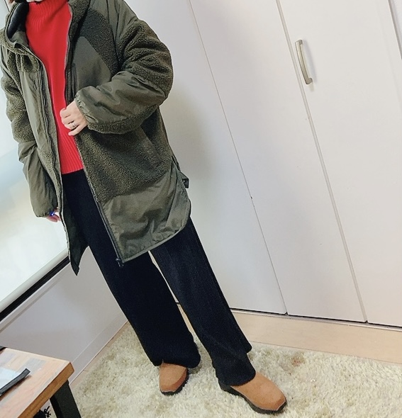 【ロペピクニック　ハイネックラグランニットプルオーバー】カーキ色のジャケットとの相性も良いです