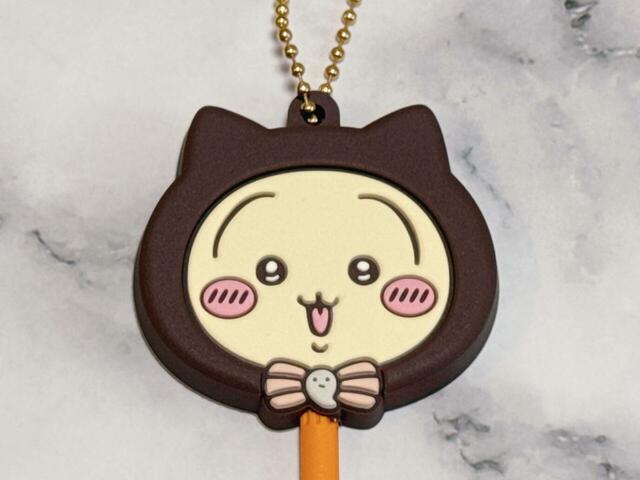 首元のリボンのモチーフに注目。うさぎはおばけです！ポシェットの鎧さんの芸の細かさに感動…！