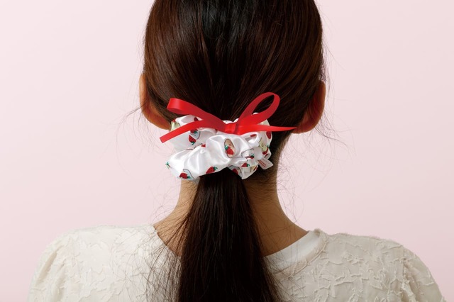 【すみっコぐらし×サクマいちごみるくキャンディ】「シュシュ」1,210円　おしゃれのワンポイントに♪