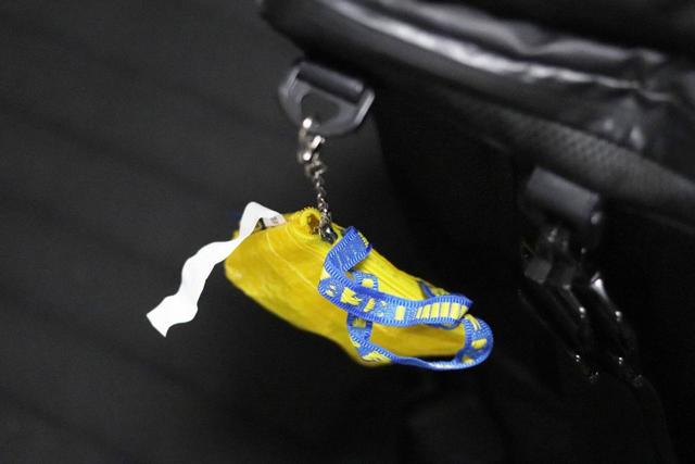 IKEA（イケア）ミニバッグ「クノーリグバッグ イエロー」／目を引く色は紛失防止にも