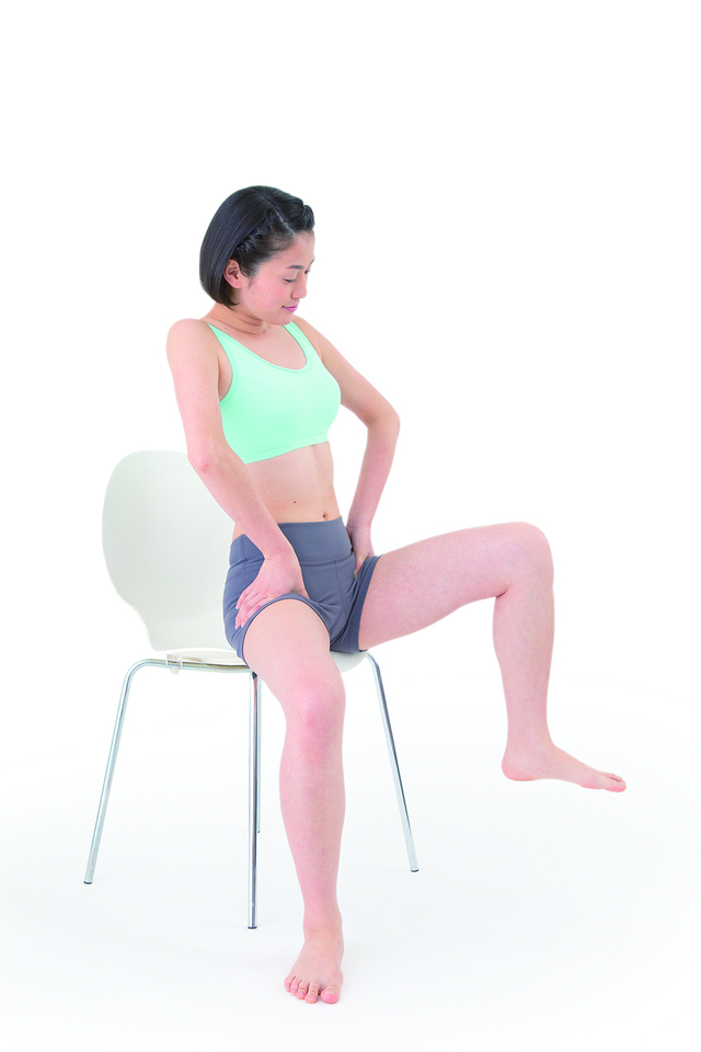 3. もう片方の足も同様に、そけい部を押しながら、ひざを持ち上げる