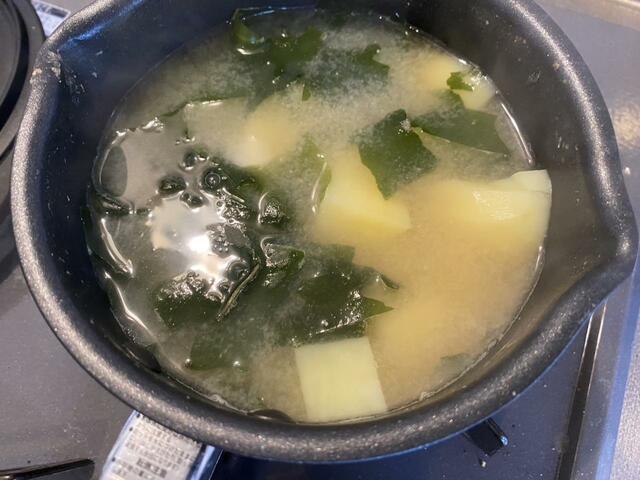 【ガス火 そそぎやすいミルクパン(14cm KN2)】味噌汁は約2人前を作ることができます