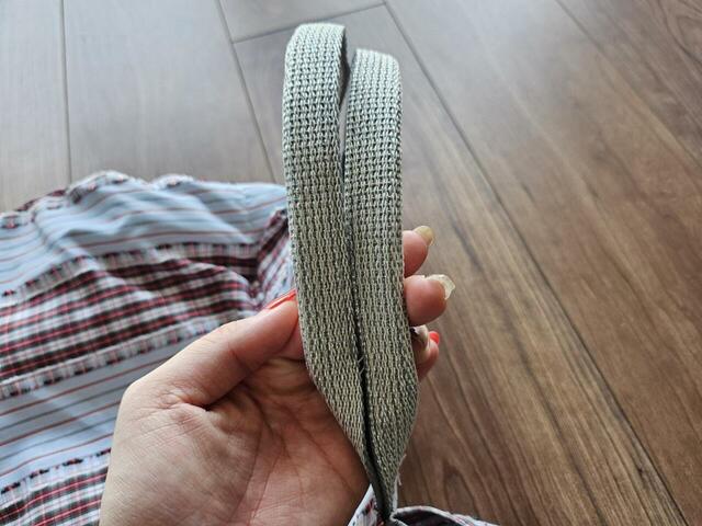 【niko and…　オリジナル2WAYテープトートバッグ】しっかり硬さがあり握りやすい持ち手。肩掛けもギリギリできる長さです◎