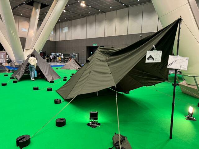 【ワークマン 高撥水TCポリゴンシェルター】本体サイズは長さ：約403cm×幅約255cm×高さ約132cm、収納時：長さ約66cm×幅約18cm×高さ約18cm