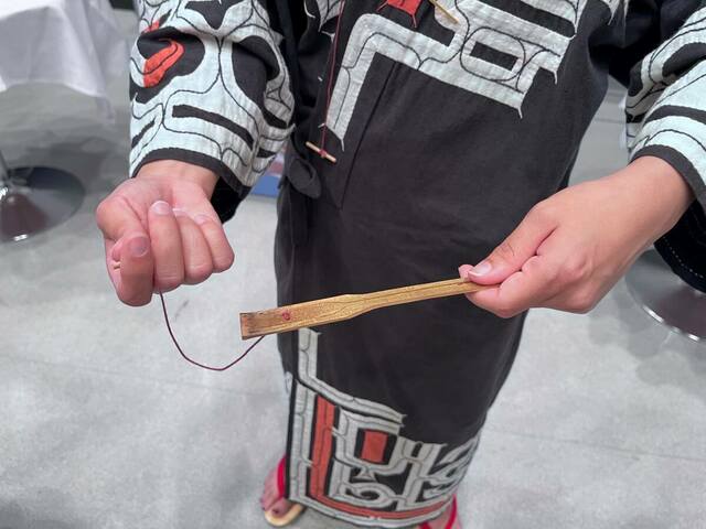 竹と糸でできている「ムックリ」。口にくわえて演奏します。「ウポポイ」での体験プログラムにも入っていますよ。