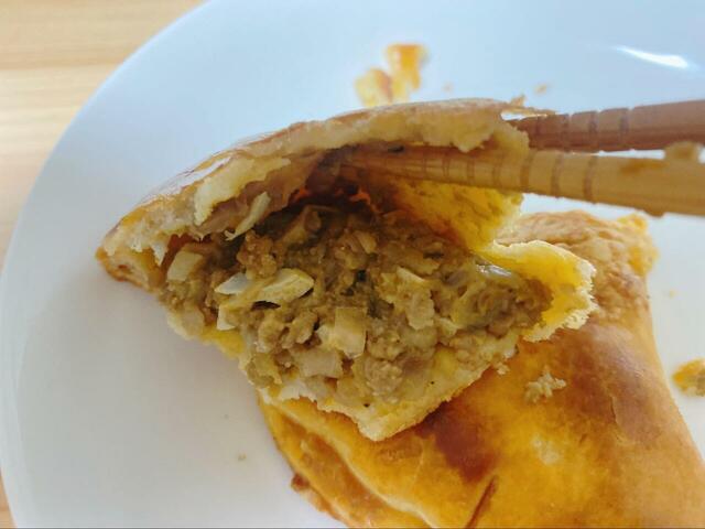 【紀ノ国屋 カレー・ミート・チーズパンセット（冷凍）】表面はカリッと、中は具沢山で満足感のある商品