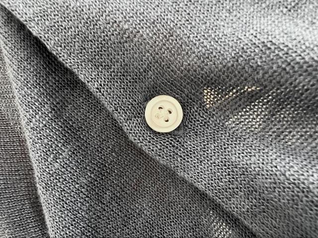 【無印良品 ＵＶカットフレンチリネンクルーネックカーディガン】ボタンは白で少しアクセント！