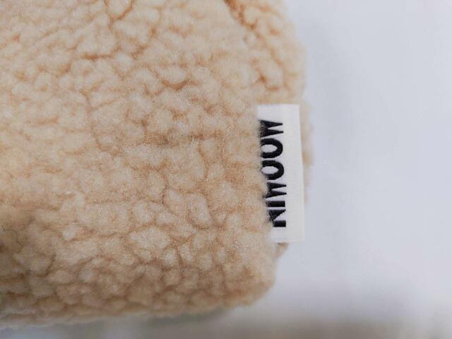 ロゴタグが入っており、公式グッズのような高級感【SPRiNG(スプリング)2023年11月号付録：MOOMIN リトルミイの刺しゅうがかわいいボアポーチ】