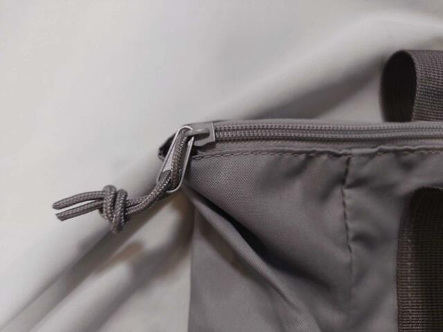 ファスナー式で、開閉もスムーズ