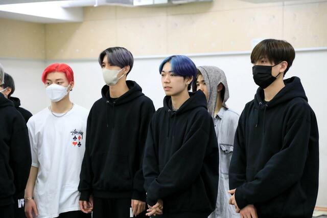 ボイストレーナーの話に耳を傾ける