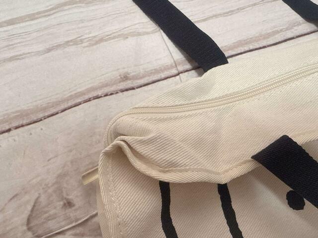 口はファスナー付きで安心して持てるのがうれしい♪