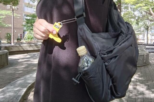 【AIGLE（エーグル） ビッグショルダーバッグ】同ブランドの象徴であるラバーブーツをモチーフにしたチャーム付き！