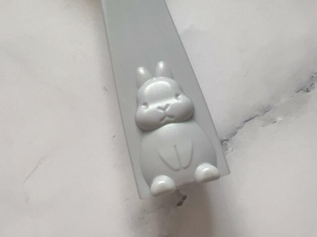 持ち手下部のちょこんと立っているウサギモチーフがかわいい♪