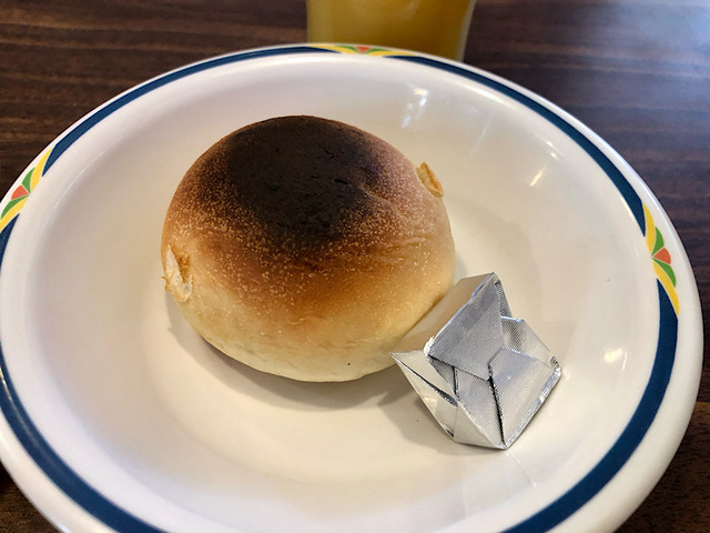 【ステーキガスト　[単品]ランチ健康サラダバーフルセット】熱々のパンにマーガリンをたっぷり塗る幸せを享受したいと思います