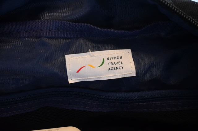 【「日本旅行が考えた 旅の快適さを追求した2WAYショルダーバッグBOOK」(宝島社)】メイン収納に日本旅行のタグがついています