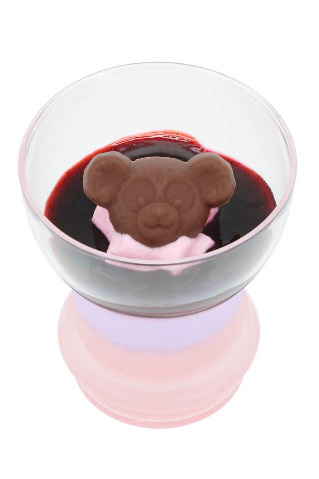 ストロベリーミルクプリン＆ヨーグルトムース 550円｜東京ディズニーシー「ダッフィー＆フレンズのダンシング・スノーフレークス」スーベニア付きメニュー｜販売店舗：東京ディズニーシー「ケープコッド・クックオフ」｜発売期間：2024年11月2日（土）〜2025年1月14日（火）