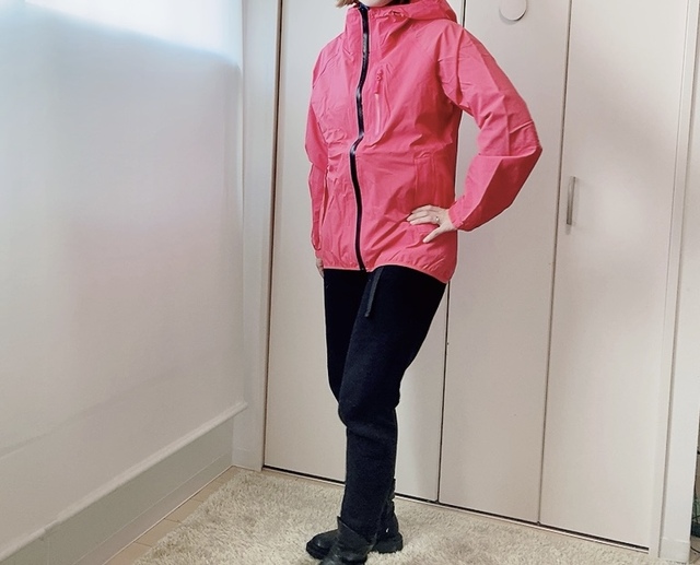 【ワークマン レディースレインジャケット STRETCH Perfect(ストレッチ パーフェクト)】中央の黒いファスナーが縦のラインを強調し、ダボっとしすぎずスリム見え