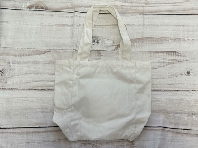 バックは装飾がないシンプルなデザイン