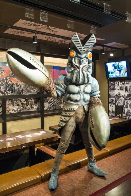 帰ってきた怪獣酒場/店内での様子