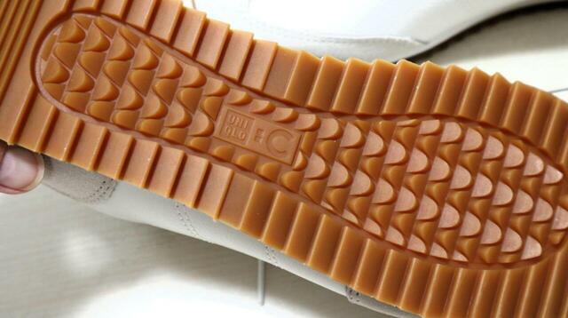 【ユニクロC スウェードコンビネーションスニーカー】靴底は深めのギザギザ入り。ちょっとしたことでは滑りません