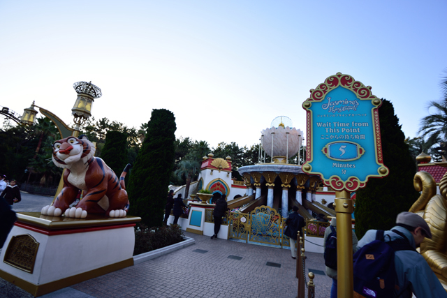 [15時54分]「ジャスミンのフライングカーペット」5分待ち ©Disney