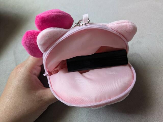 【付録:ハローキティぬいぐるみポーチ】リップは縦に入れるのは難しそうですが、横にすると入ります。※リップの形状による