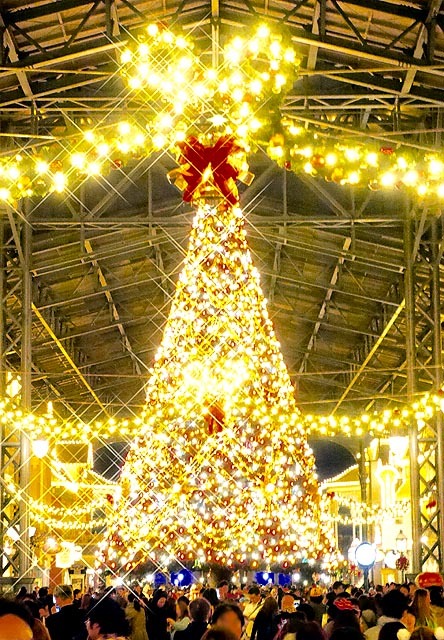 ワールドバザールのクリスマスツリー　リースの真ん中にツリーの星を入れるのもおススメ。 ©Disney