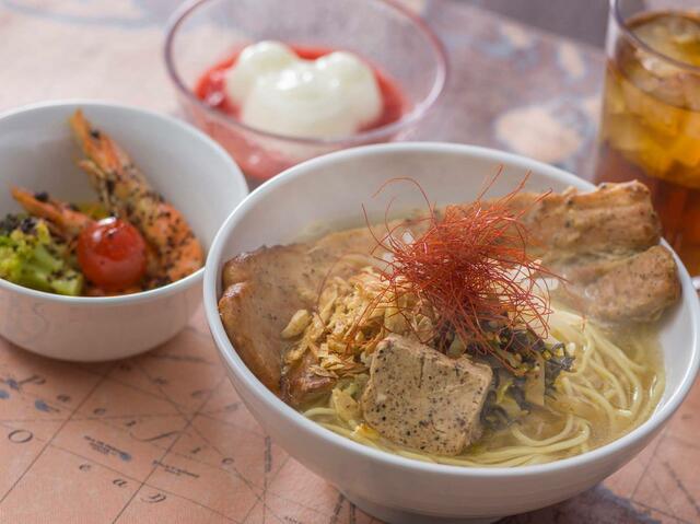 ヴォルケイニアセット 1,980円東京ディズニーシー「ヴォルケイニア・レストラン」