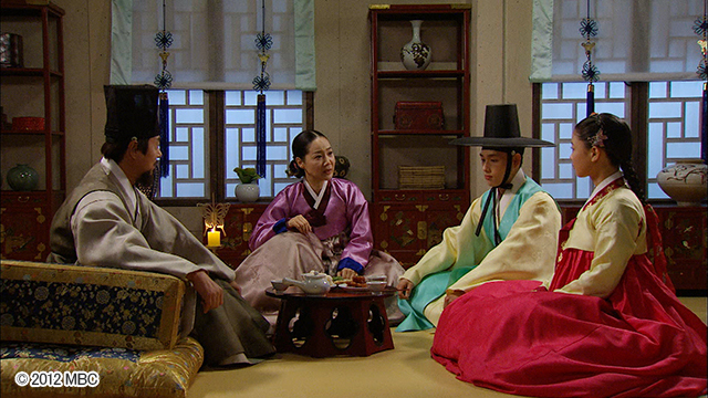 『太陽を抱く月』 © 2012 MBC