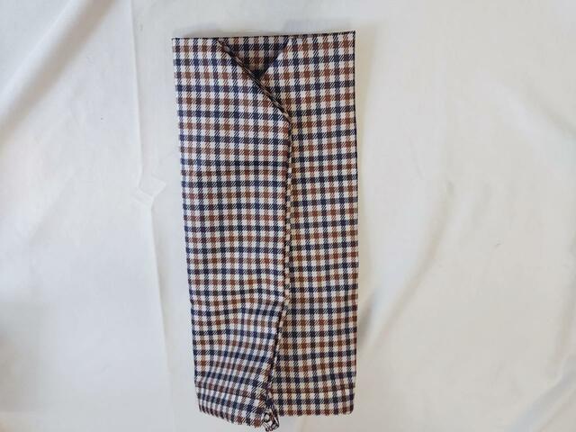 バッグを折りたたむ時は、まず縦方向に折る